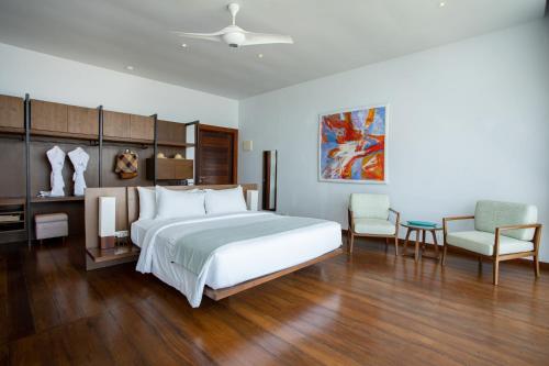 a bedroom with a bed and a desk and a chair at Sielen Diva in Unawatuna