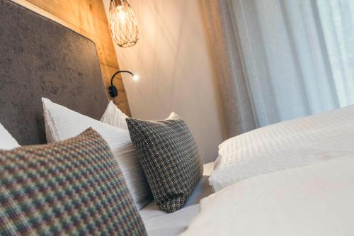 a bedroom with two beds with pillows and a window at Lichtung Woldererhof Waldluft in Casateia