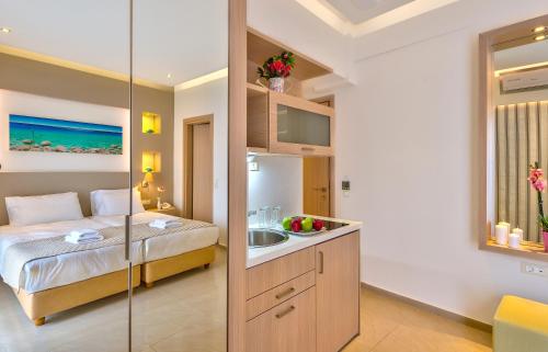 Postel nebo postele na pokoji v ubytování Leonidas Hotel & Apartments