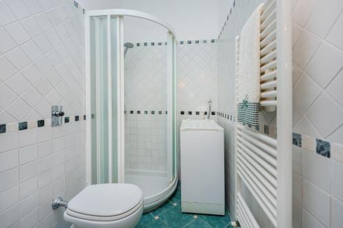 biała łazienka z toaletą i prysznicem w obiekcie Casa Ventrosa, Anacapri w mieście Anacapri