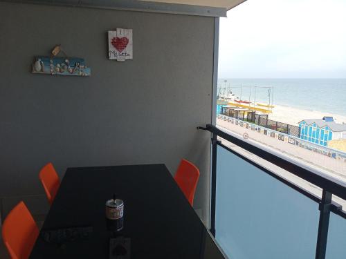 a room with a table and a view of the beach at Fronte mare in Marotta