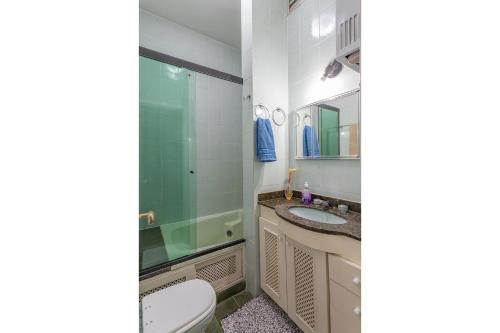 a bathroom with a toilet and a shower and a sink at Duplex a pé praia de Ipanema com wifi e lavanderia in Rio de Janeiro