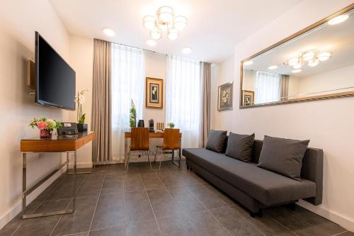 a living room with a couch and a table at City Inn Russell Square in London