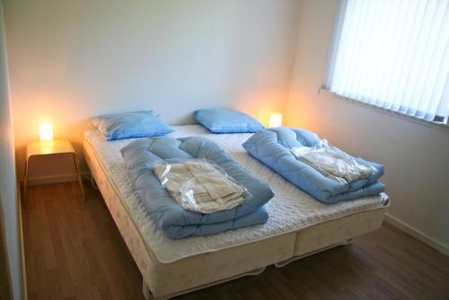 En eller flere senge i et værelse på Gydensgaard ferielejligheder på Læsø