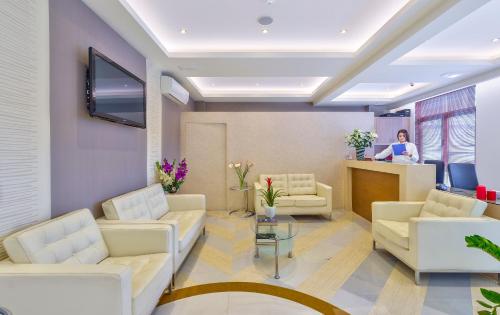 TV a/nebo společenská místnost v ubytování Leonidas Hotel & Apartments