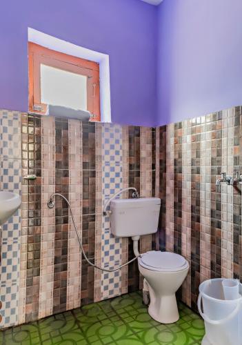 a bathroom with a toilet and a sink at Kinnor Retreat in Sāngla