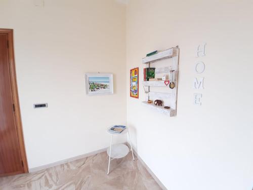 um quarto com uma parede branca e um banco em Confortevole e luminoso appartamento zona Gallipoli em Galatone