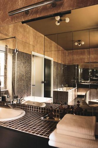 La salle de bains est pourvue de 2 lavabos et de 2 baignoires. dans l'établissement La Passerelle de Pont-Aven, à Pont-Aven