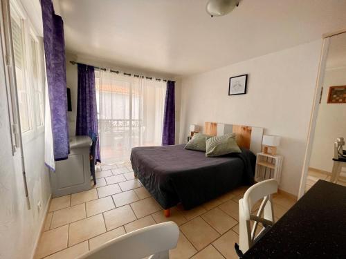 サントマリー・ド・ラメールにあるRésidence La Palmaのベッドルーム1室(ベッド1台、テーブル、椅子付)
