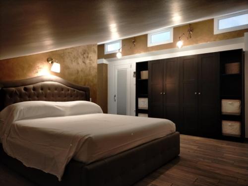 una camera con un grande letto e alcune finestre di Alex Home SBT a San Benedetto del Tronto