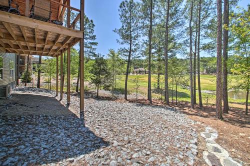 Imagen de la galería de Golf Course Views Romantic Hot Springs Apt!, en Owensville