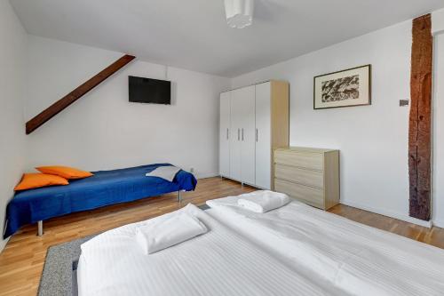 1 Schlafzimmer mit 2 Betten und einem TV an der Wand in der Unterkunft Grand Apartments - Baltic Attic Classic Loft in Sopot in Sopot