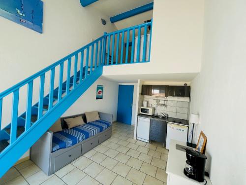 un salon avec un canapé et un escalier dans l'établissement Résidence La Palma, à Saintes-Maries-de-la-Mer