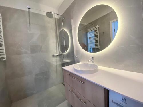 a bathroom with a sink and a mirror at Apartament GABA-NIECHORZE przy plaży in Niechorze