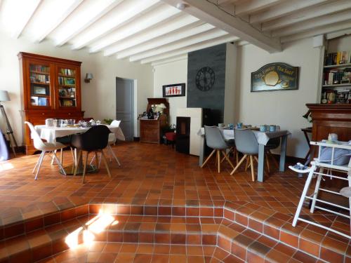 une pièce avec des tables et des chaises dans un bâtiment dans l'établissement chambres d'hôtes les Muscaris, à Feins-en-Gâtinais