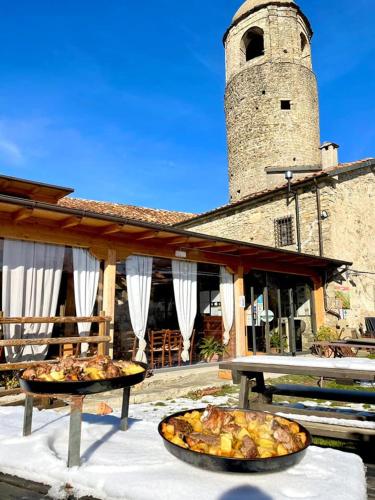 two pizzas sitting on a table in front of a building at Agriturismo Montagna Verde Apella in Licciana Nardi