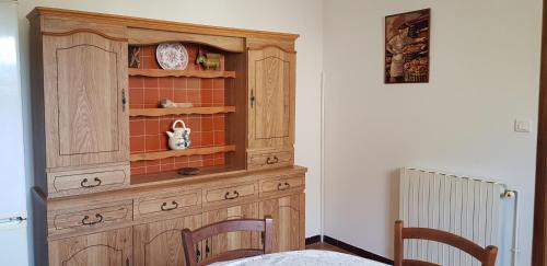 a wooden hutch in a corner of a room at Grande Maison de vacances in Santa-Maria-Siché