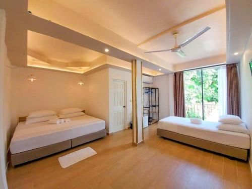 Postel nebo postele na pokoji v ubytování KingsWay Thoddoo Maldives