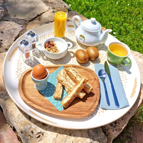 une assiette de pain, d'œufs et de café sur une table dans l'établissement L'EDEN PROVENCAL, à Fayence