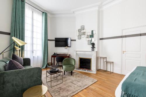 TV a/nebo společenská místnost v ubytování Sourire Boutique Hôtel Particulier