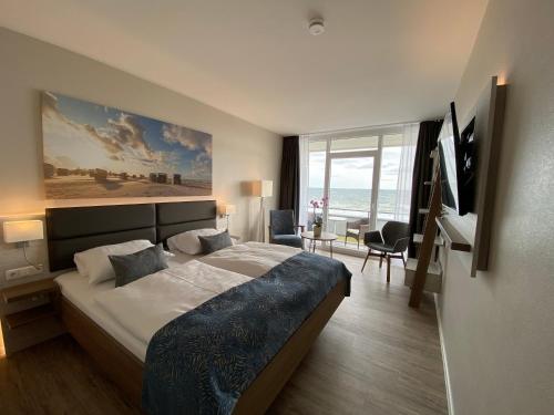 a bedroom with a bed and a view of the ocean at Hotel Thode in Dahme