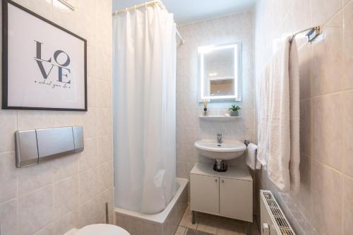 Ένα μπάνιο στο EG Wohnung, zentral, TOP Anbindung, mit großer Terrasse