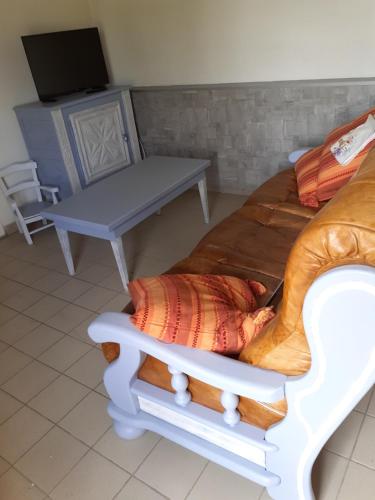 Schlafzimmer mit einem Bett mit einem Tisch und einem Schreibtisch in der Unterkunft LE Gîte DE LA GRANGE DE BROUSTIC in Lahosse