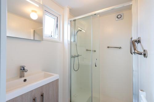 Koupelna v ubytování Luxe 5-persoons chalet op familiecamping