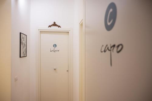 a hallway with a white door and a clock on the wall at Ai Tre Mercati in Palermo