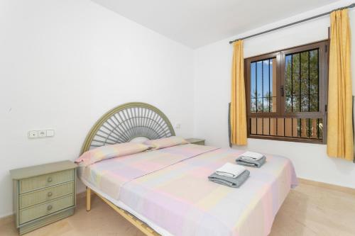 une chambre avec un grand lit et une fenêtre dans l'établissement Appartement Altamira Orihuela Costa Golf, Las Ramblas, à Orihuela Costa