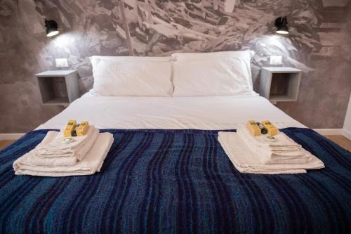 a bedroom with a bed with two towels on it at Ai Tre Mercati in Palermo