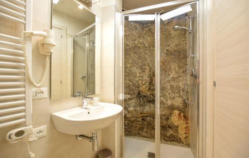 y baño con lavabo y ducha. en Residenza Scaringelo, en Caselle in Pittari