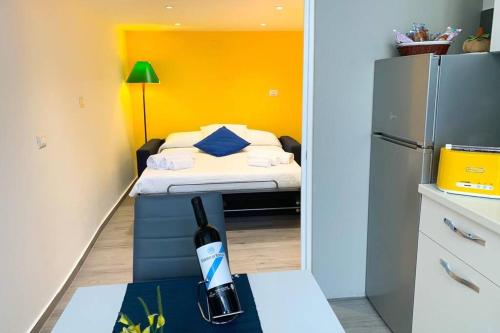 Piccola camera con letto e frigorifero. di Loft Orlando 52 a Catania
