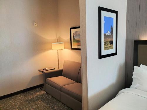 Ένα ή περισσότερα κρεβάτια σε δωμάτιο στο Holiday Inn Express & Suites Cheney by IHG