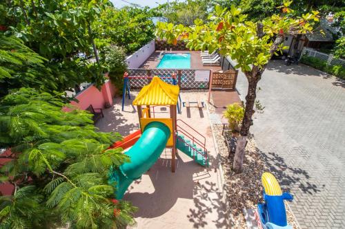 un parque infantil con tobogán junto a una piscina en Pousada Baía dos Açores, en Penha