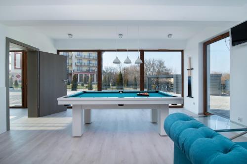 a living room with a pool table and a couch at Błękitne Wzgórze - Nowoczesne Pokoje Gościnne in Władysławowo