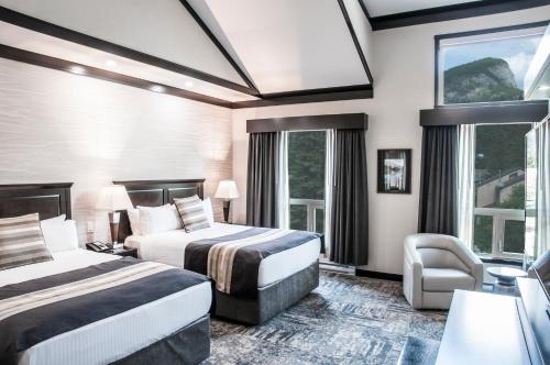 Кровать или кровати в номере Charltons Banff