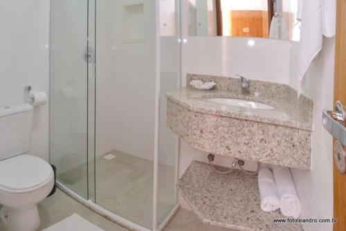 y baño con lavabo, aseo y ducha. en Pousada Baía dos Açores, en Penha