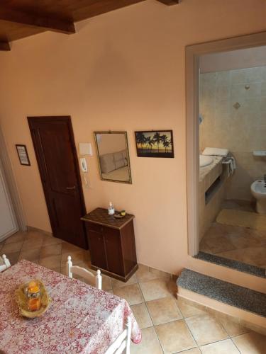 Habitación con mesa y baño con lavabo. en Astoria Tropea Centro storico, en Tropea