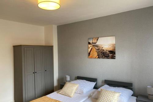 una camera da letto con un letto e un dipinto sul muro di Gemütliche Wohnung zwischen Grün und Duisburg Hbf a Duisburg
