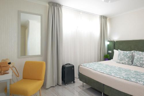 A bed or beds in a room at Rome Airport Inn