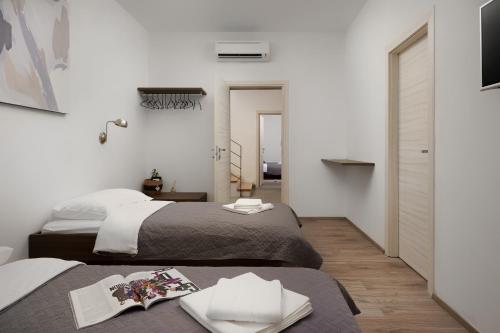 een slaapkamer met 2 bedden en een tv aan de muur bij Villa Kalu 2 in Filipana