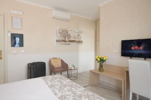Televisyen dan/atau pusat hiburan di Rome Airport Inn