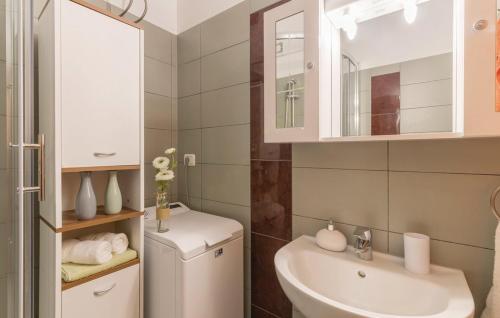 bagno con lavandino e specchio di APARTMENT LUBINA a Pola (Pula)