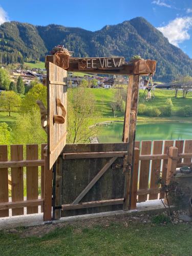 a wooden gate with a sign that reads be way at Appartement Haus Seerose in Reith im Alpbachtal