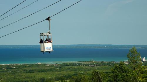 a group of people riding a ski lift over a lake at Great Location, Pool, Blue Mountain 2 BDRM Dream in Blue Mountains