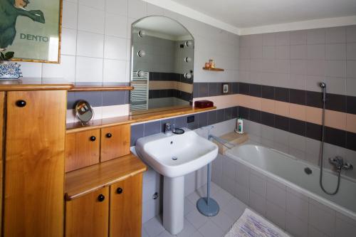 a bathroom with a sink and a bath tub at B&B Il Pettirosso in Negrar