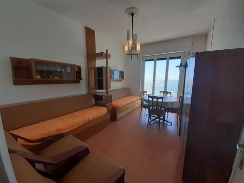 ピエトラ・リーグレにあるATTICO SUL MARE con balcone sulla spiaggia e terrazza solarium di 25 mqのソファとテーブルのあるリビングルーム