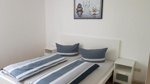 two pillows sitting on a bed in a room at Stadthotel am Bühnenhaus in Kevelaer