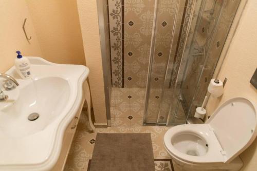 een badkamer met een wastafel, een toilet en een douche bij Brand new flat close to everywhere in Istanbul